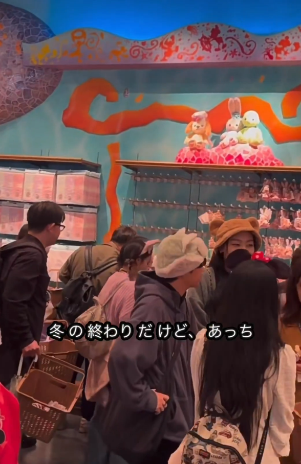 有片｜內地人拍片批代購瘋搶東京迪士尼商品 有人倒地要職員推輪椅 場面極度混亂 