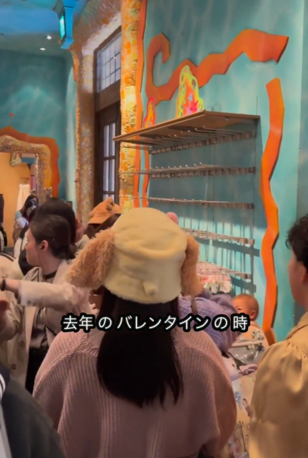 有片｜內地人拍片批代購瘋搶東京迪士尼商品 有人倒地要職員推輪椅 場面極度混亂 