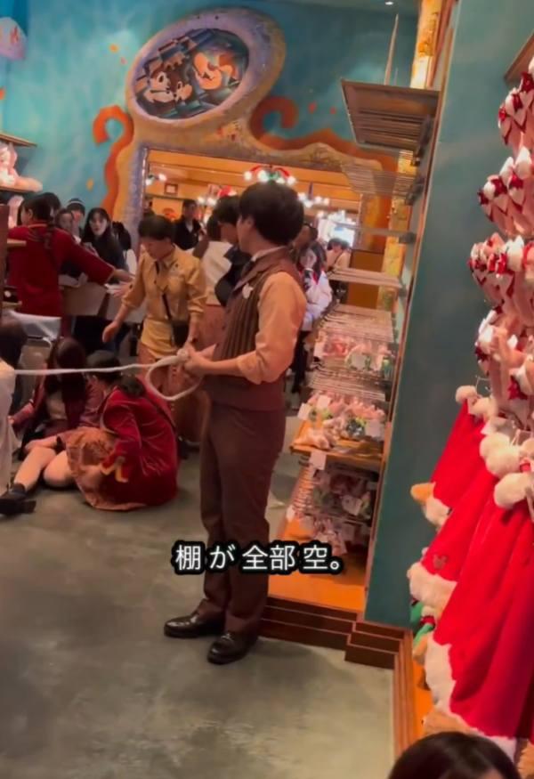 有片｜內地人拍片批代購瘋搶東京迪士尼商品 有人倒地要職員推輪椅 場面極度混亂 