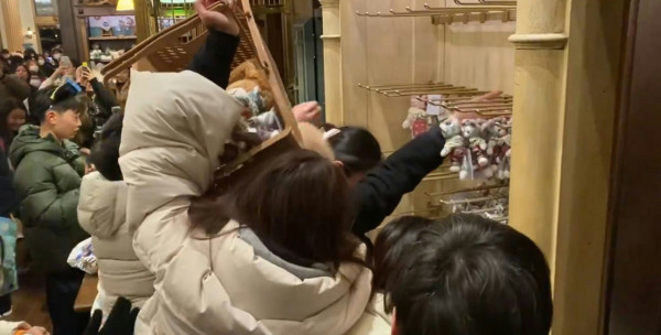 有片｜內地人拍片批代購瘋搶東京迪士尼商品 有人倒地要職員推輪椅 場面極度混亂 