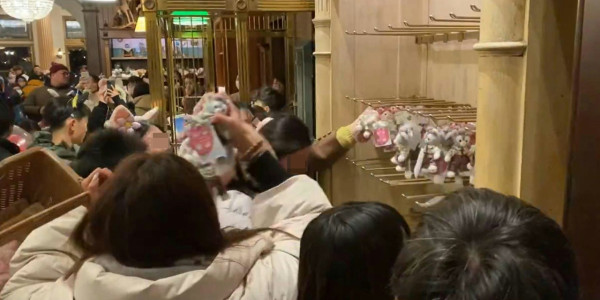 有片｜內地人拍片批代購瘋搶東京迪士尼商品 有人倒地要職員推輪椅 場面極度混亂 