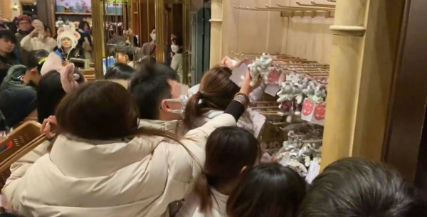 有片｜內地人拍片批代購瘋搶東京迪士尼商品 有人倒地要職員推輪椅 場面極度混亂 