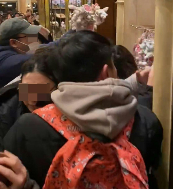 有片｜內地人拍片批代購瘋搶東京迪士尼商品 有人倒地要職員推輪椅 場面極度混亂 