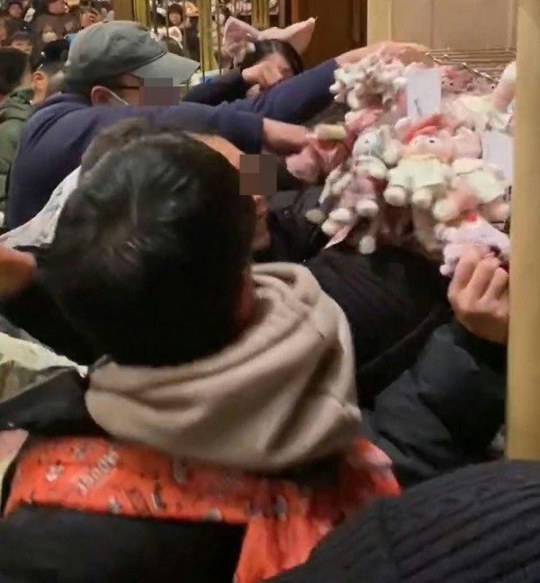 有片｜內地人拍片批代購瘋搶東京迪士尼商品 有人倒地要職員推輪椅 場面極度混亂 