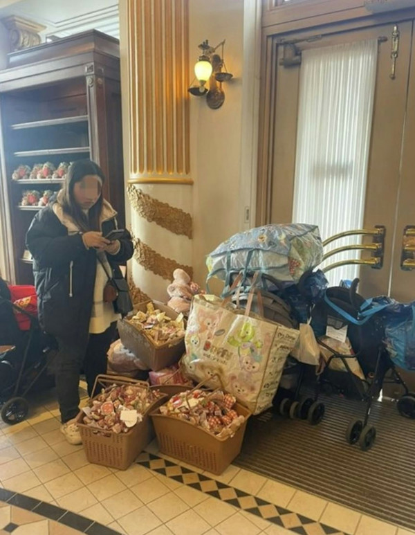 有片｜內地人拍片批代購瘋搶東京迪士尼商品 有人倒地要職員推輪椅 場面極度混亂 