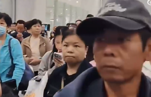 內地火車站職員因1搞笑原因沒有開站門 乘客被反鎖站內近20分鐘 場面極尷尬 