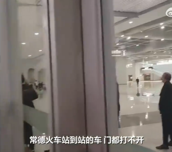 內地火車站職員因1搞笑原因沒有開站門 乘客被反鎖站內近20分鐘 場面極尷尬 