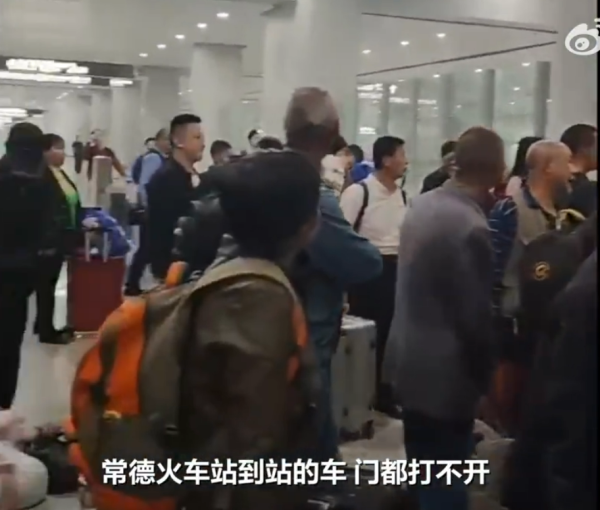 內地火車站職員因1搞笑原因沒有開站門 乘客被反鎖站內近20分鐘 場面極尷尬 