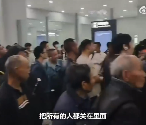 內地火車站職員因1搞笑原因沒有開站門 乘客被反鎖站內近20分鐘 場面極尷尬 