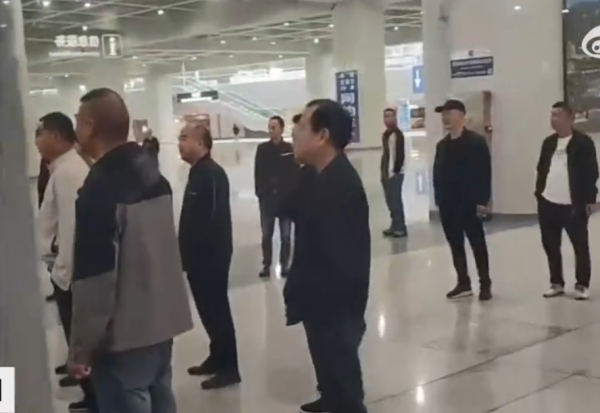 內地火車站職員因1搞笑原因沒有開站門 乘客被反鎖站內近20分鐘 場面極尷尬 