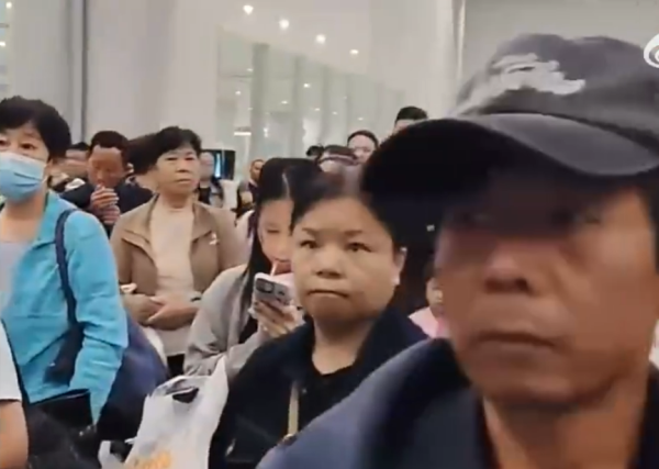 內地火車站職員因1搞笑原因沒有開站門 乘客被反鎖站內近20分鐘 場面極尷尬 