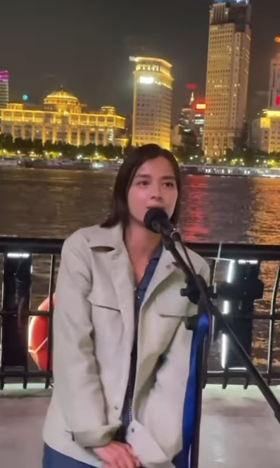 香江第一美女與富豪遊敦煌 手搭大髀親密合照 逆齡美貌惹全網妒忌 