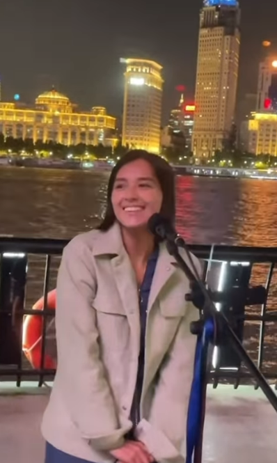 香江第一美女與富豪遊敦煌 手搭大髀親密合照 逆齡美貌惹全網妒忌 