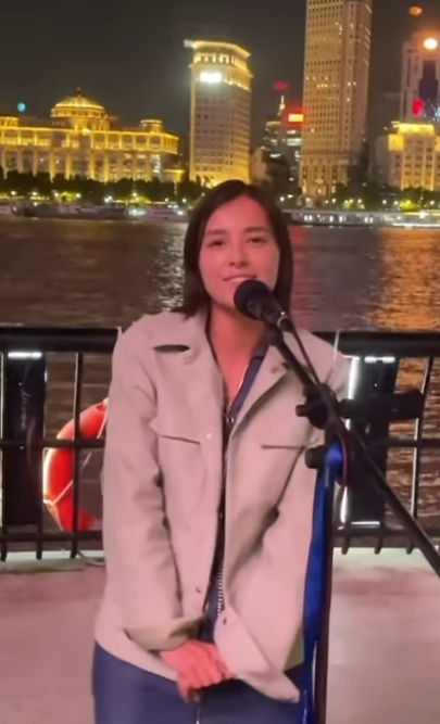 香江第一美女與富豪遊敦煌 手搭大髀親密合照 逆齡美貌惹全網妒忌 