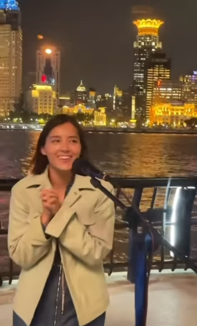 香江第一美女與富豪遊敦煌 手搭大髀親密合照 逆齡美貌惹全網妒忌 