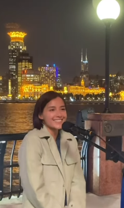 香江第一美女與富豪遊敦煌 手搭大髀親密合照 逆齡美貌惹全網妒忌 