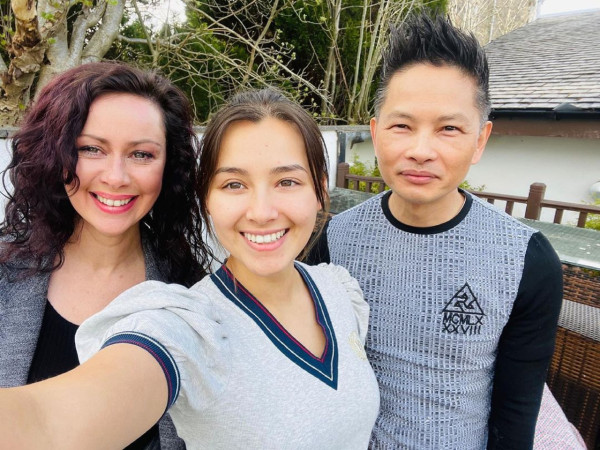 香江第一美女與富豪遊敦煌 手搭大髀親密合照 逆齡美貌惹全網妒忌 