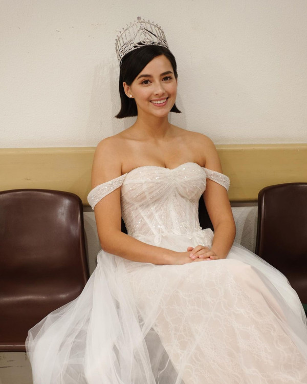 香江第一美女與富豪遊敦煌 手搭大髀親密合照 逆齡美貌惹全網妒忌 