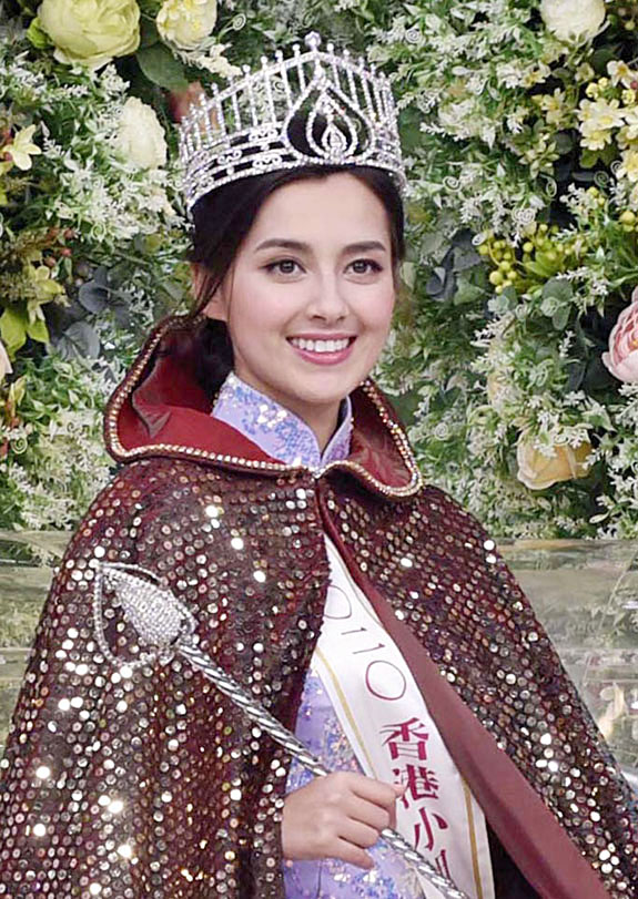 香江第一美女與富豪遊敦煌 手搭大髀親密合照 逆齡美貌惹全網妒忌 