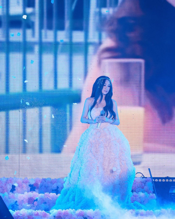 58歲溫碧霞廣州性感開騷！Bra Top短裙上陣勁歌熱舞！ 