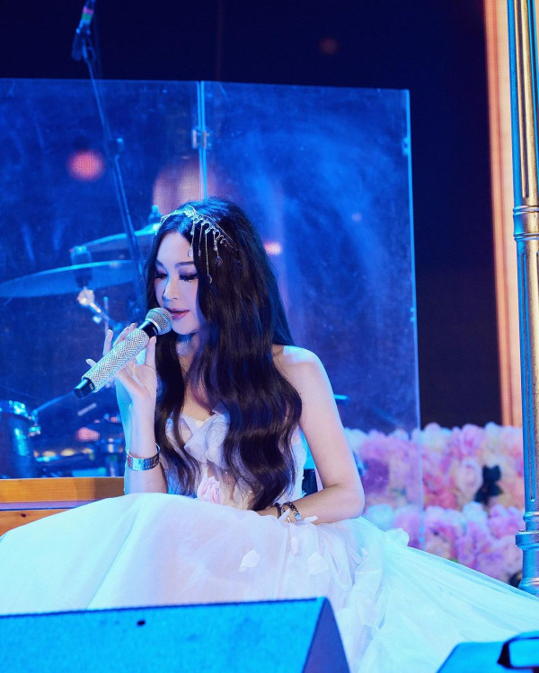 58歲溫碧霞廣州性感開騷！Bra Top短裙上陣勁歌熱舞！ 