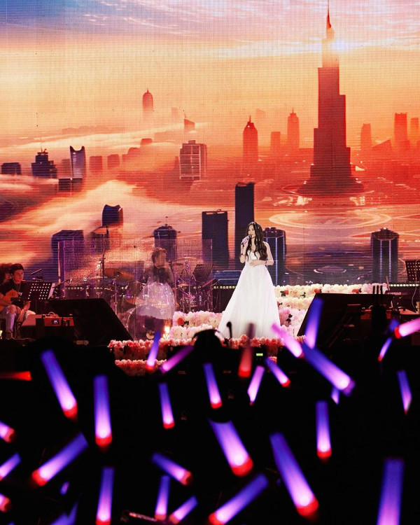 58歲溫碧霞廣州性感開騷！Bra Top短裙上陣勁歌熱舞！ 