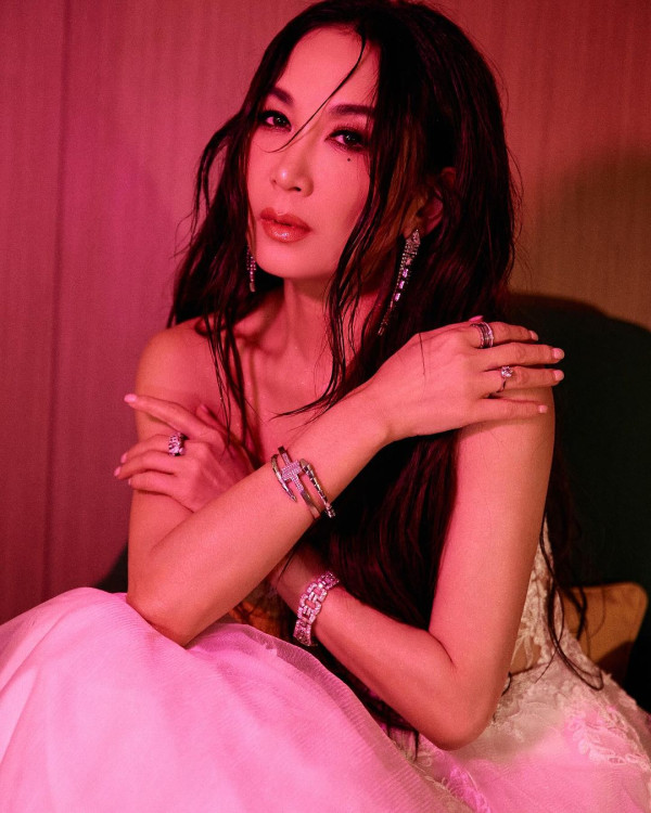 58歲溫碧霞廣州性感開騷！Bra Top短裙上陣勁歌熱舞！ 