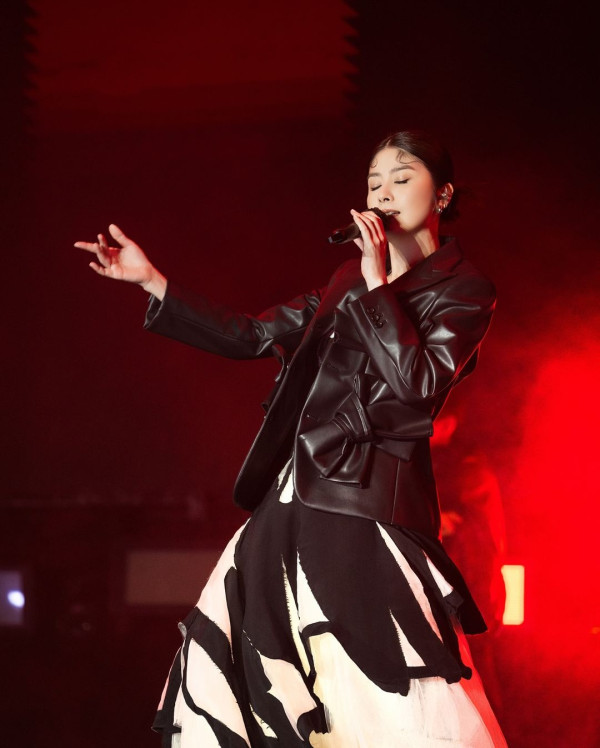 52歲陳慧琳突然剪八字胎毛瀏海！全新髮型現身南京！網民驚訝：發生咩事？ 