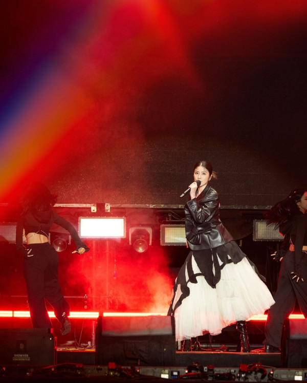 52歲陳慧琳突然剪八字胎毛瀏海！全新髮型現身南京！網民驚訝：發生咩事？ 