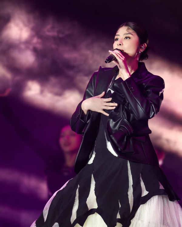 52歲陳慧琳突然剪八字胎毛瀏海！全新髮型現身南京！網民驚訝：發生咩事？ 