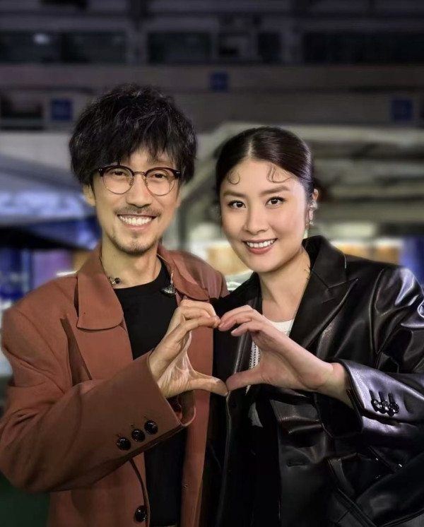 52歲陳慧琳突然剪八字胎毛瀏海！全新髮型現身南京！網民驚訝：發生咩事？ 