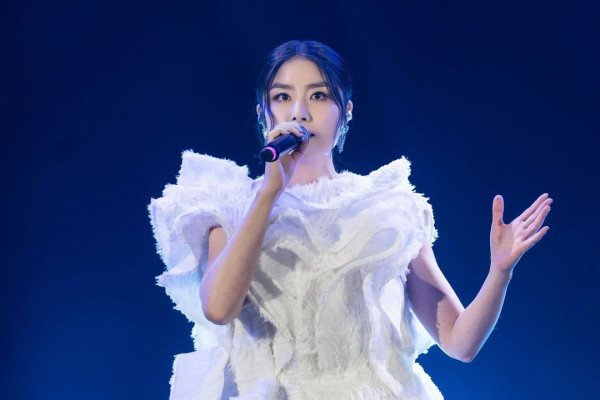 52歲陳慧琳突然剪八字胎毛瀏海！全新髮型現身南京！網民驚訝：發生咩事？ 