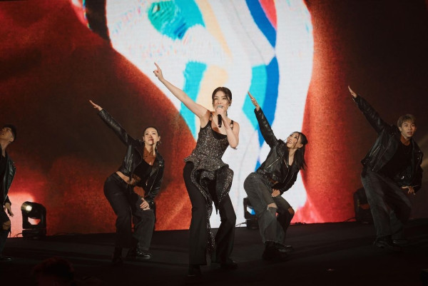 52歲陳慧琳突然剪八字胎毛瀏海！全新髮型現身南京！網民驚訝：發生咩事？ 