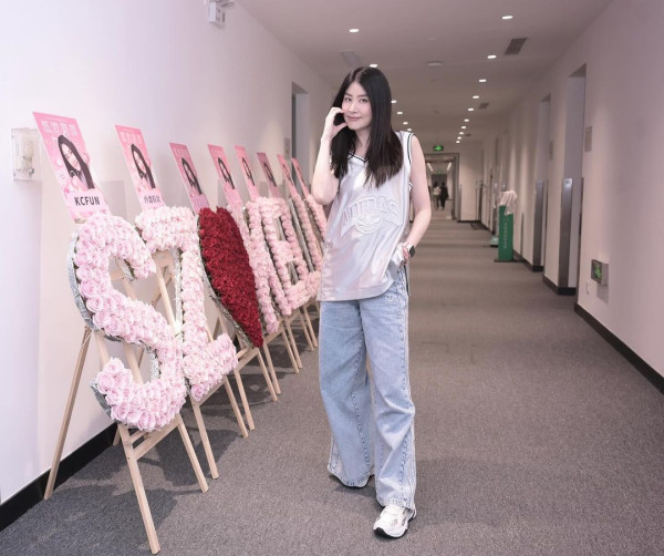 52歲陳慧琳突然剪八字胎毛瀏海！全新髮型現身南京！網民驚訝：發生咩事？ 