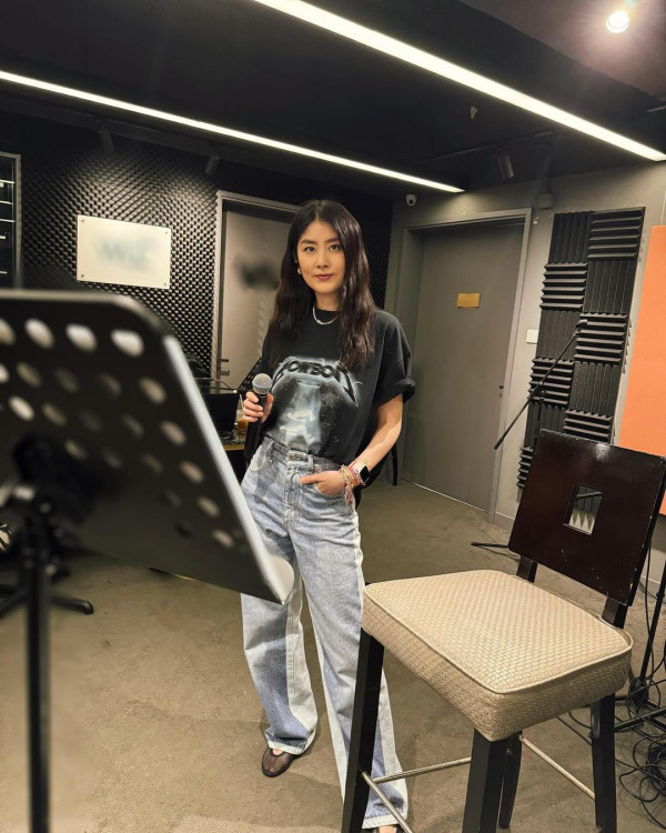 52歲陳慧琳突然剪八字胎毛瀏海！全新髮型現身南京！網民驚訝：發生咩事？ 