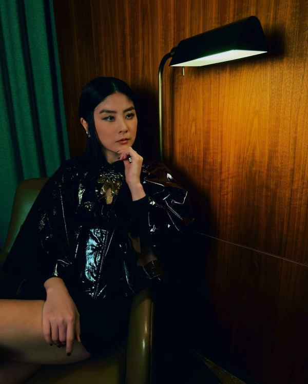 52歲陳慧琳突然剪八字胎毛瀏海！全新髮型現身南京！網民驚訝：發生咩事？ 