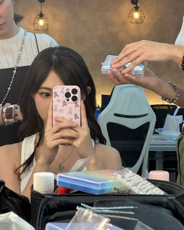 區明妙遊京都神社順便追星？ 甫近鏡自拍曝光真實皮膚狀態！ 