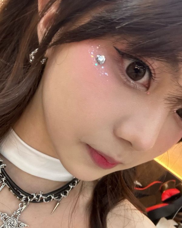 區明妙遊京都神社順便追星？ 甫近鏡自拍曝光真實皮膚狀態！ 