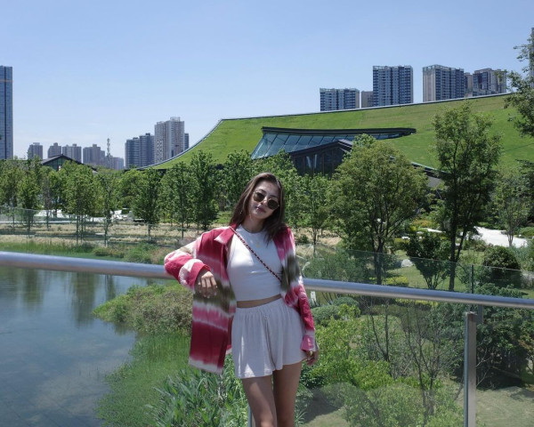 最索星二代出海曬弗爆身材 粉藍比堅尼上陣 逆天長腿超吸睛 