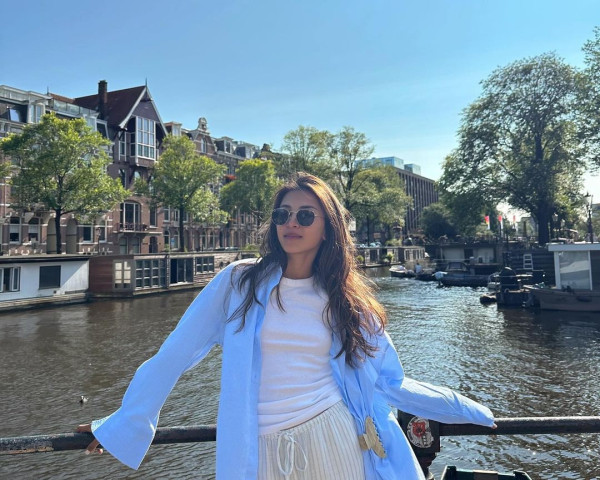 最索星二代出海曬弗爆身材 粉藍比堅尼上陣 逆天長腿超吸睛 