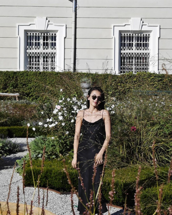 最索星二代出海曬弗爆身材 粉藍比堅尼上陣 逆天長腿超吸睛 