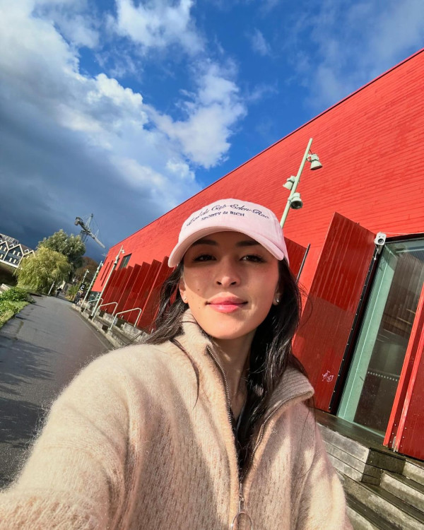 最索星二代出海曬弗爆身材 粉藍比堅尼上陣 逆天長腿超吸睛 