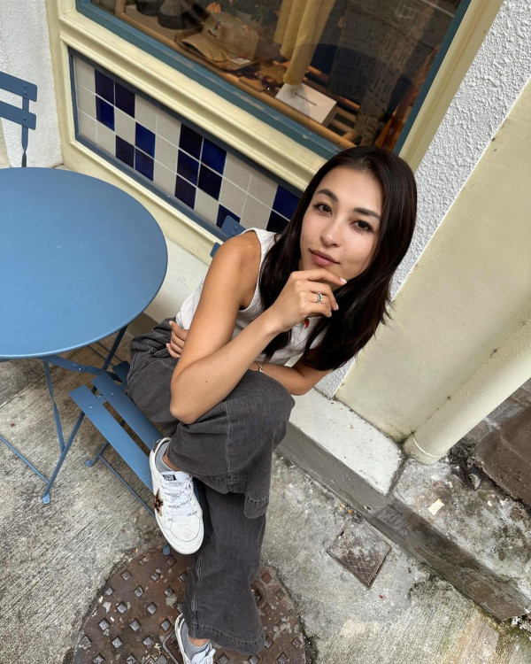 最索星二代出海曬弗爆身材 粉藍比堅尼上陣 逆天長腿超吸睛 