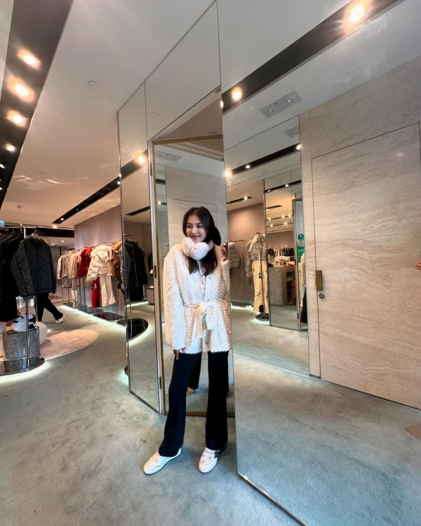 最索星二代出海曬弗爆身材 粉藍比堅尼上陣 逆天長腿超吸睛 