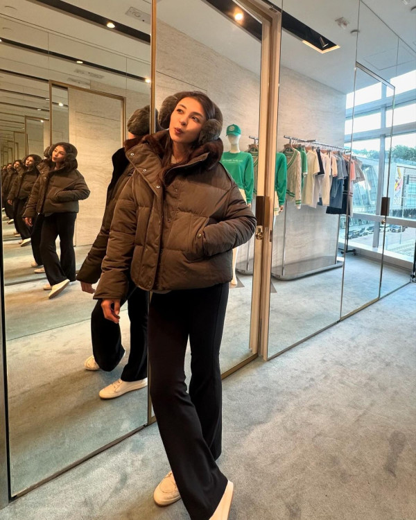 最索星二代出海曬弗爆身材 粉藍比堅尼上陣 逆天長腿超吸睛 