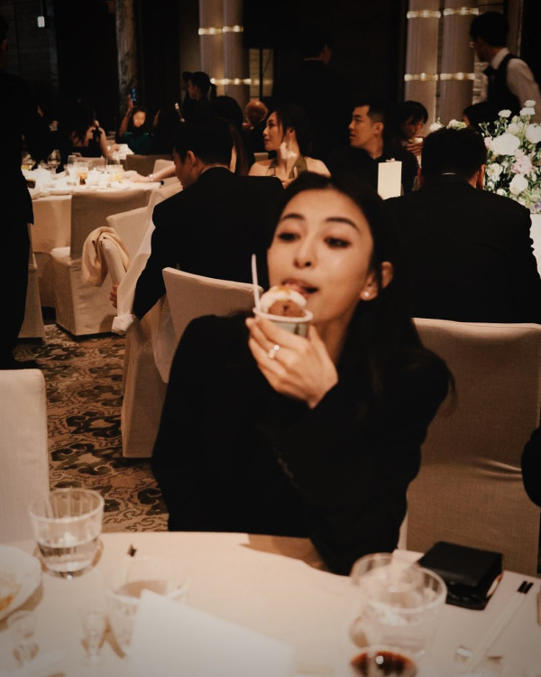 最索星二代出海曬弗爆身材 粉藍比堅尼上陣 逆天長腿超吸睛 