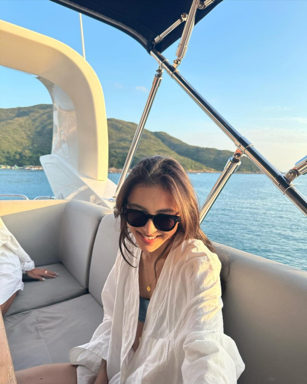 最索星二代出海曬弗爆身材 粉藍比堅尼上陣 逆天長腿超吸睛 