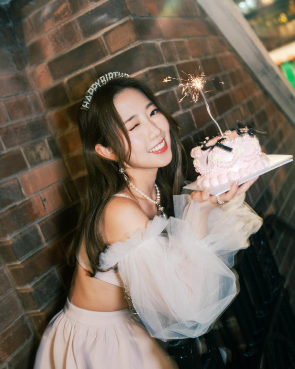 前J2小花離巢遊韓性感解放!突破底線晒T字泳褲露美臀!