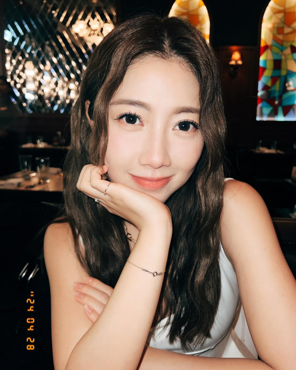 前J2小花離巢遊韓性感解放!突破底線晒T字泳褲露美臀!