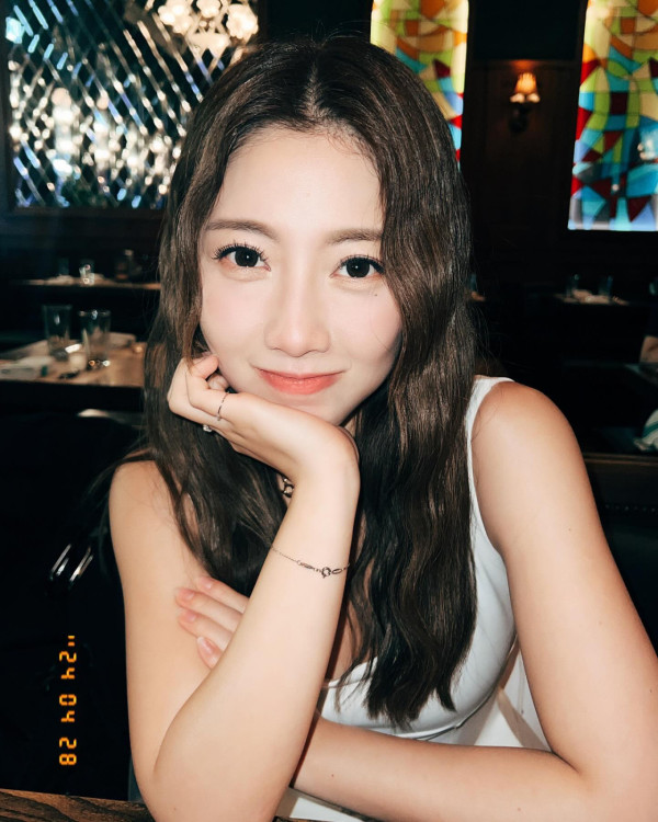 前J2小花離巢遊韓性感解放!突破底線晒T字泳褲露美臀!